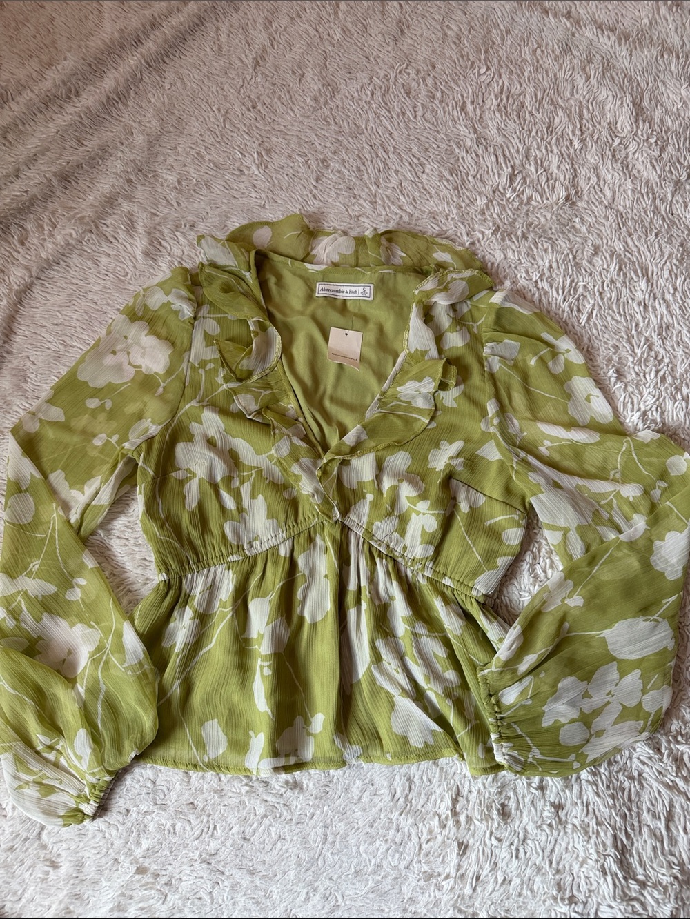 NWT Abercrombie & Fitch green floral blouse long sleeves and ruffle  size S - Picture 2 of 6